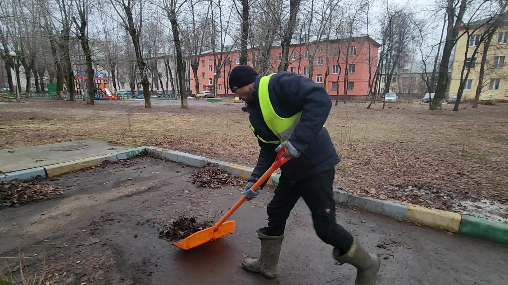 Уборка территорий в Владимире в октябре