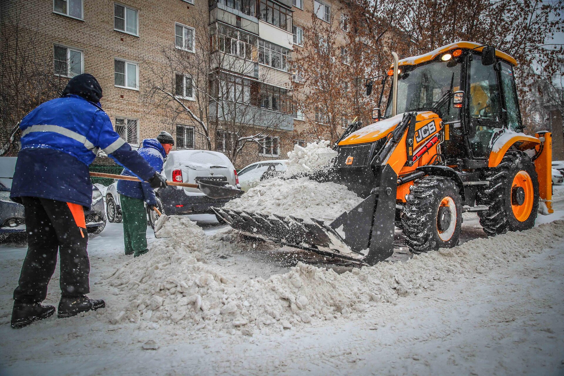 Очистка дворов от снега и наледи в Владимире — уборка снега, трактор и ручная, цены от 519 руб. | ПроМусор
