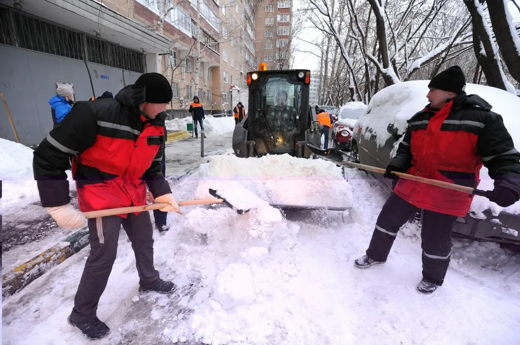 Очистка дворов от снега с гарантией результата в Владимире в октябре